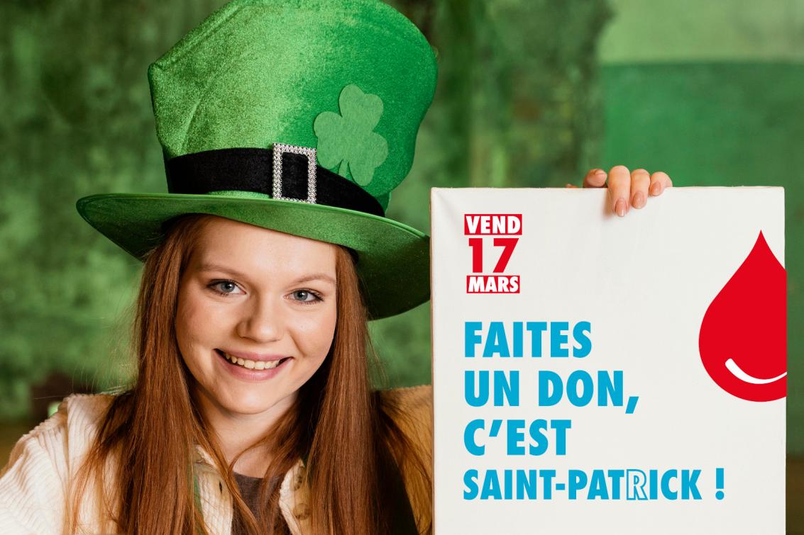 jeune femme avec un chapeau irlandais vert