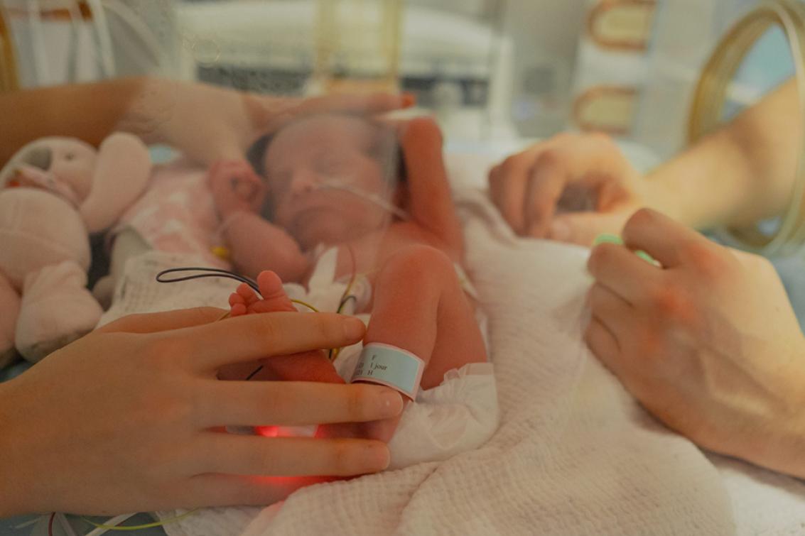 Photographie d'un nourrisson en service de néonatalogie 