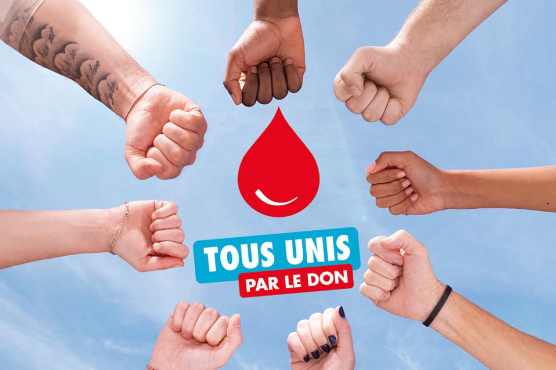 Photographie de bras tendus, message au centre "tous unis par le don"