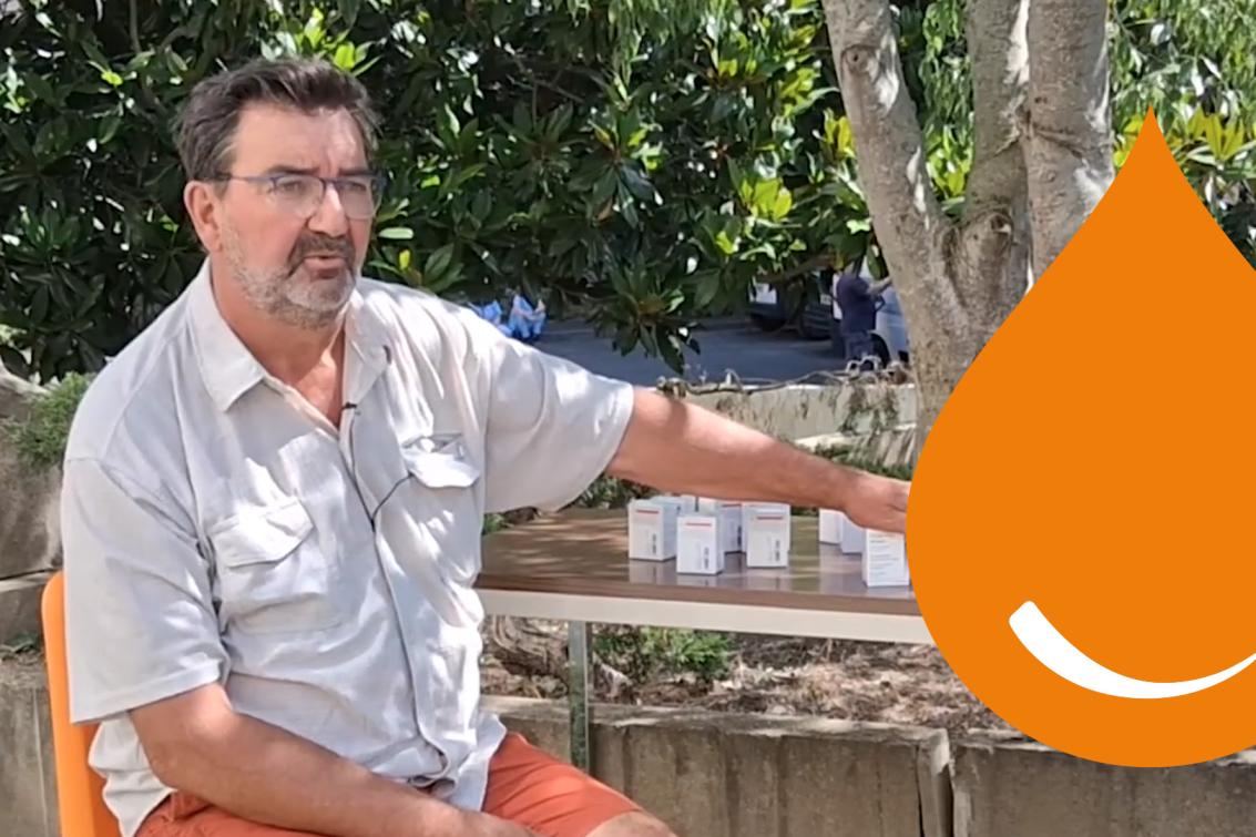 Jean-Luc assis dans son jardin