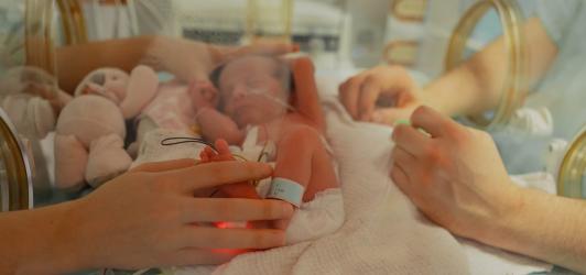 Photographie d'un nourrisson en service de néonatalogie 