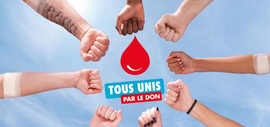 Photographie de bras de donneurs autour du message "tous unis par le don"