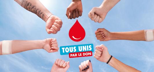 Photographie de bras de donneurs avec inscription tous unis par le don au centre